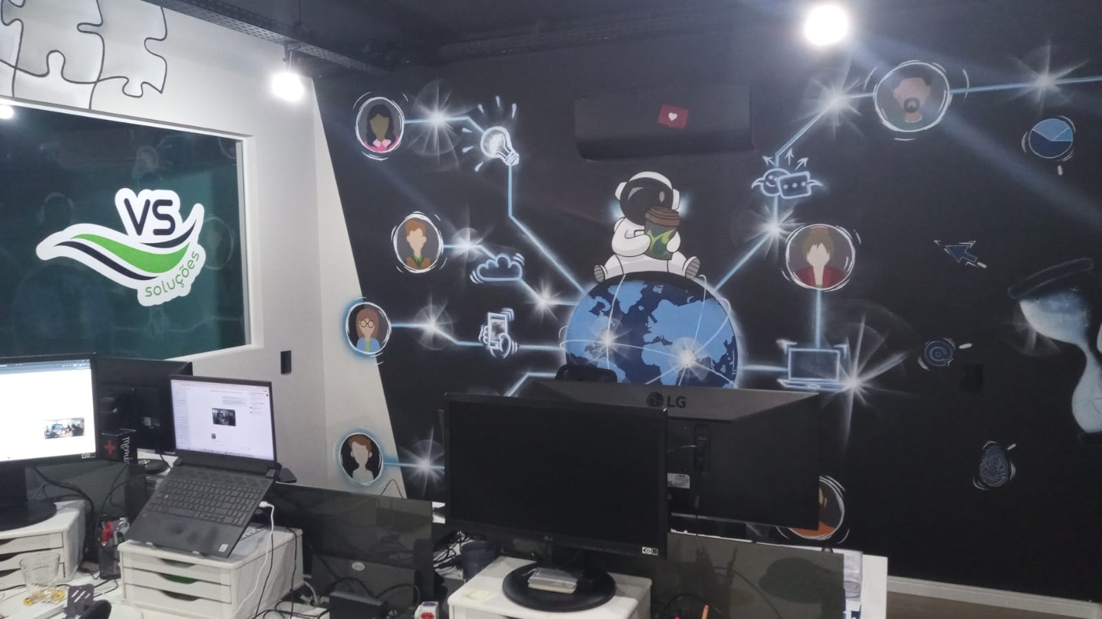 Equipe profissional trabalhando com tecnologia